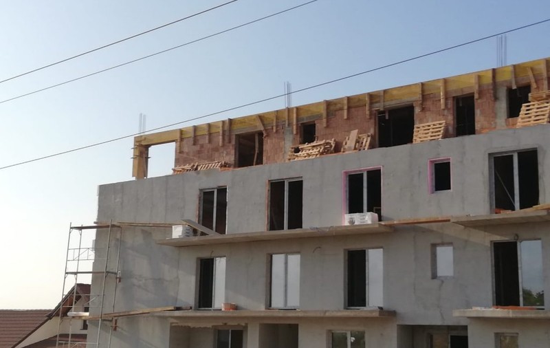 Muncitor electrocutat la Alba Iulia, în timp ce lucra la un bloc în construcție, aflat lângă liniile de înaltă tensiune