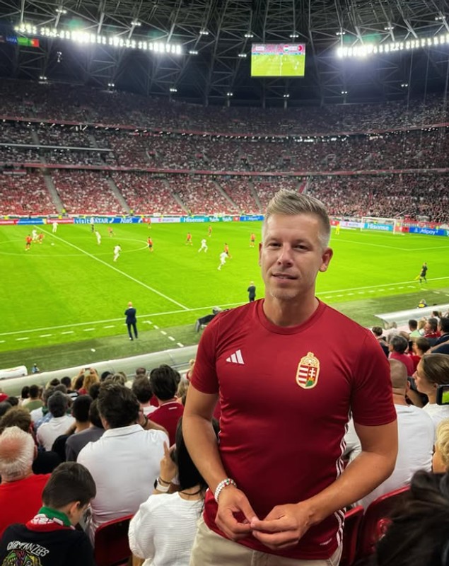 Cum și-a construit Peter Magyar, pas cu pas, imaginea de om de casă, sportiv și mezelar pentru familie cu care l-a bătut pe Viktor Orban