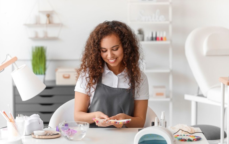 Te interesează domeniul beauty și vrei să îți fructifici pasiunea? Alege un curs de unghii cu gel pentru începători și află secrete de la experți!