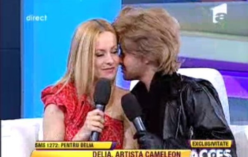 Simona Gherghe, adulmecată în direct! Să mai spunem că blondei i-a cam plăcut?