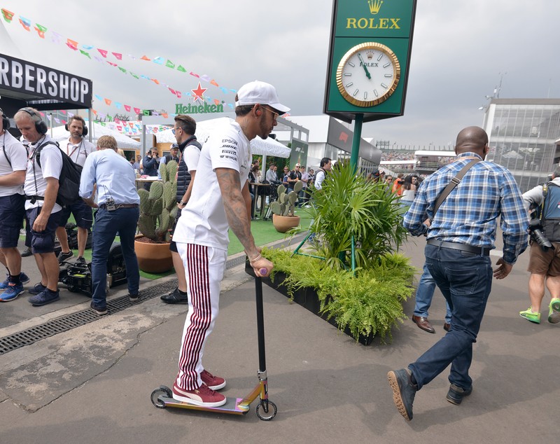 Lewis Hamilton, campion mondial de Formula 1 pentru a cincea oară: ”Pare ireal”. Verstappen a învins în Mexic
