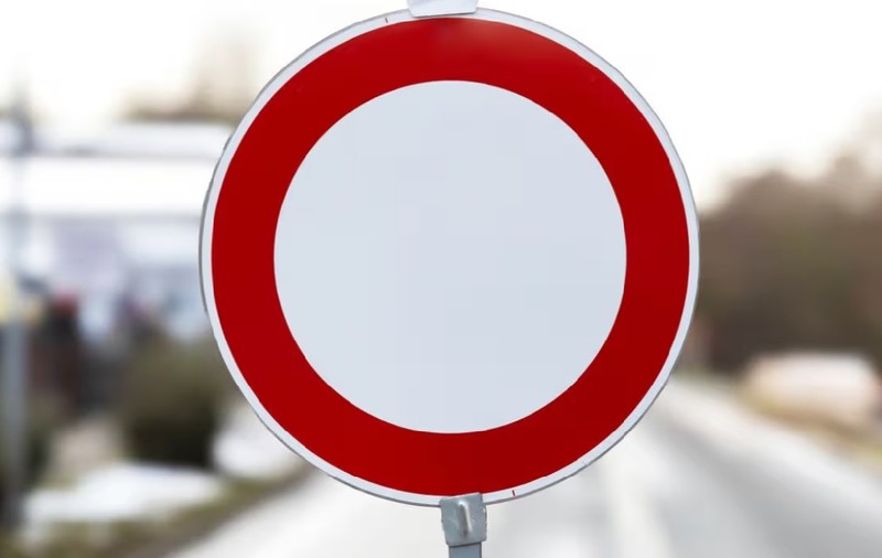 Ce semnifică cercul cu margini roșii, semnul de circulație care i-a derutat pe mulți șoferi în Marea Britanie