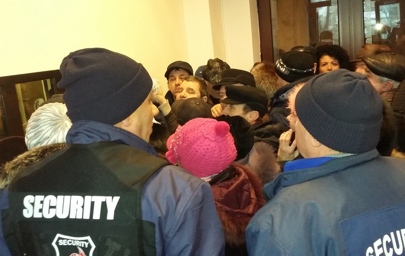 Scandal la coada pentru biletele la Revelionul Pensionarilor FOTO