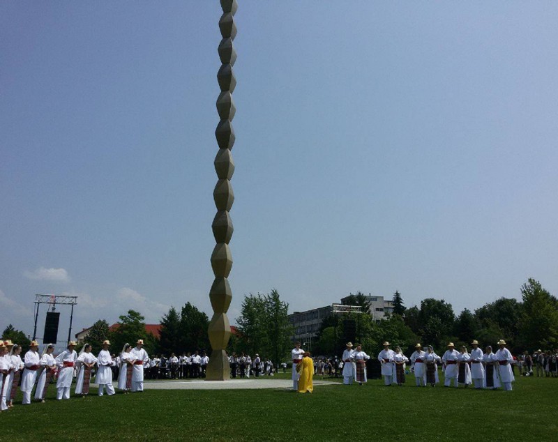 Ziua Universală a Iei | Actorul Toma Cuzin din Las Fierbinți a defilat în cămașă românească în satul lui Brâncuși