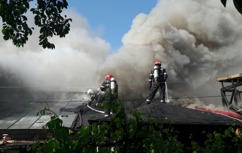 UPDATE - Incendiu în Chitila, pe strada Șoimușului. Focul a fost localizat | FOTO