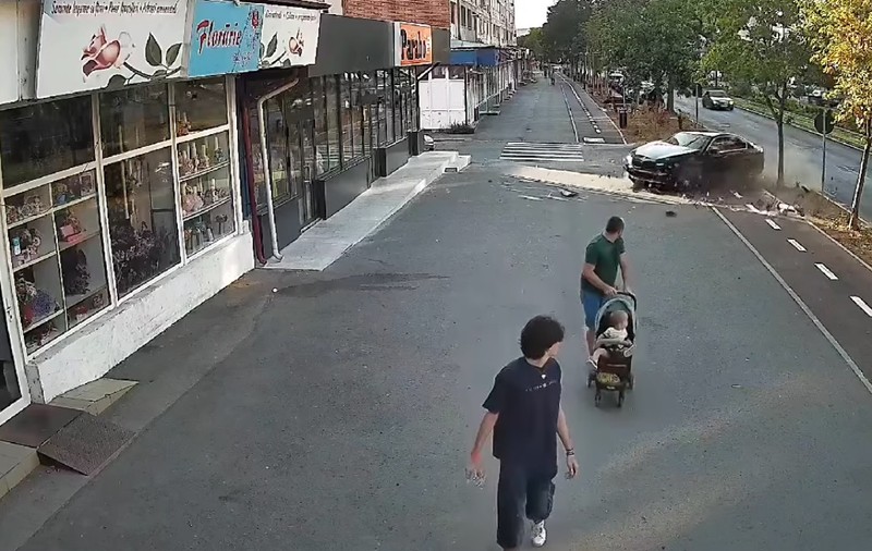 Un tată și bebelușul lui, la un pas să fie spulberați de un BMW, pe un trotuar din Reşiţa | VIDEO