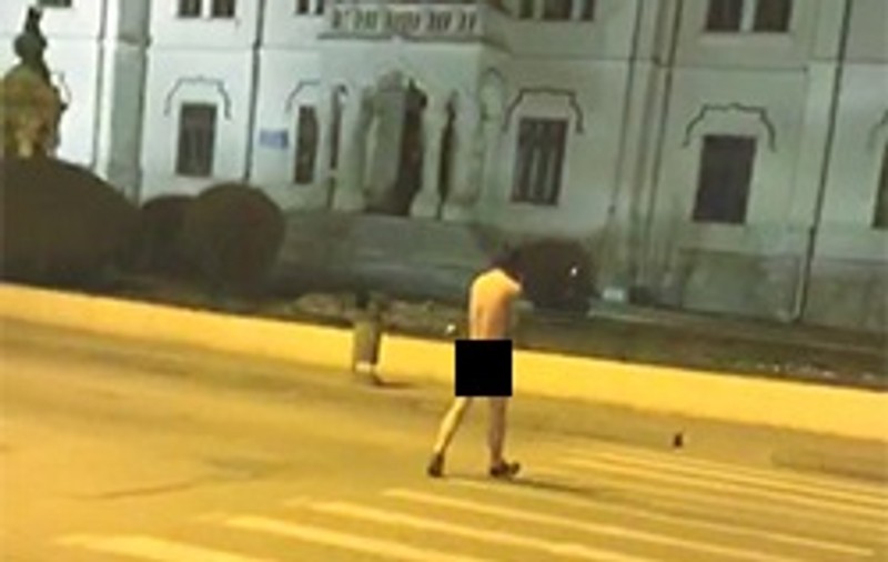 Un bărbat a fost surprins plimbându-se gol pușcă pe bulevardul "Pardon" din Câmpulung Muscel!