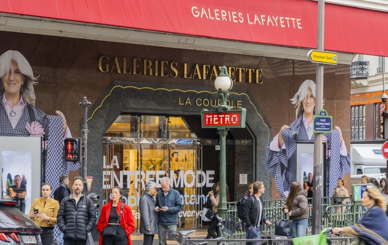 Scandal în Franța, după ce gigantul online chinez Shein deschide primele magazine fizice în inima Parisului. „Galeriile Lafayette vor împiedica punerea în aplicare a acestei decizii”