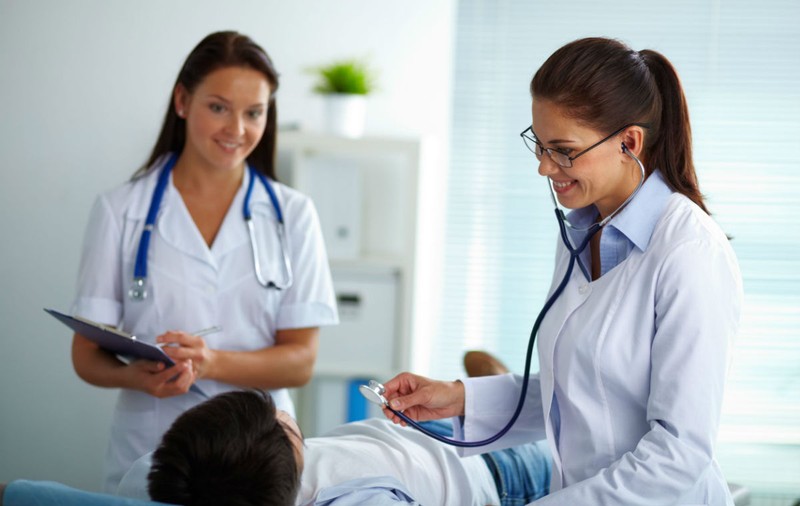 Medicii atenționează: ”Mergeţi la doctor, nu stabiliți diagnosticul de pe internet. La capătul rețelei nu este un medic, ci un computer!”
