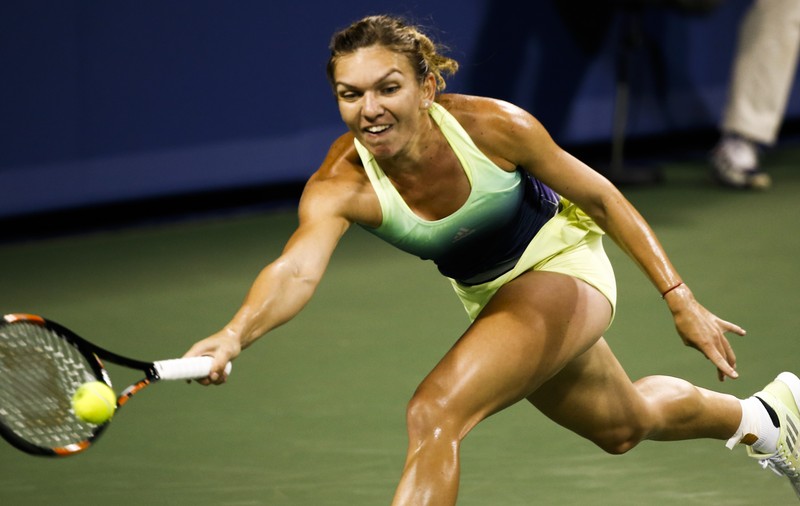 Înainte de meciul cu Pavliucenkova, de sâmbătă dimineață, ^Simona Halep a făcut pe vânzătoarea de înghețată. ”Îmi place Parisul, ador tenisul” / VIDEO
