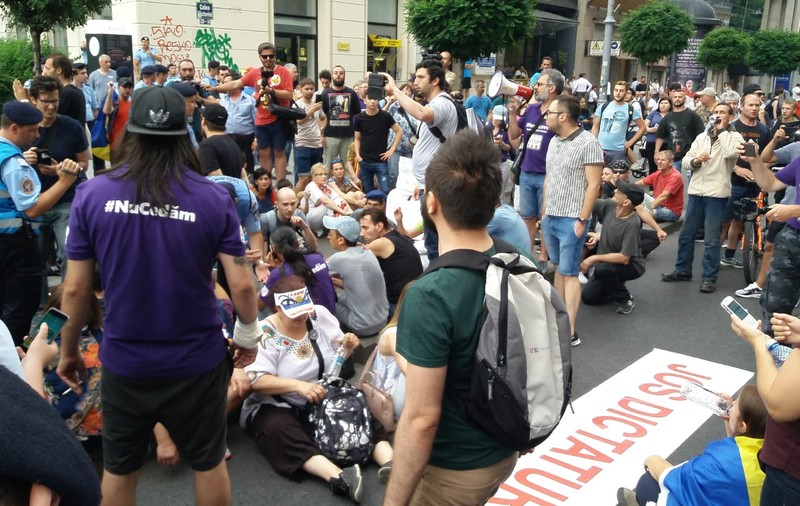 FOTO/ Incidente cu protestatarii #Rezist, înainte de mitingul PSD. Jandarmii i-au evacuat din Piața Victoriei