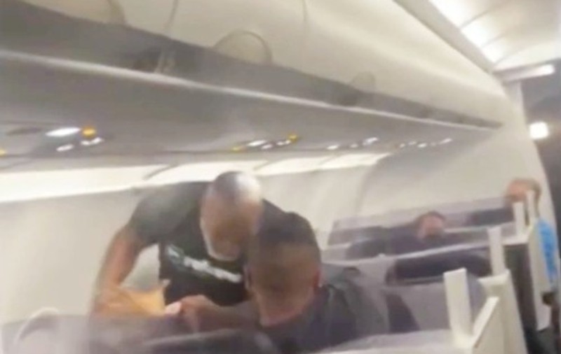 VIDEO | Mike Tyson a bătut un pasager în avion. „Mike, Mike, te rugăm, oprește-te!”