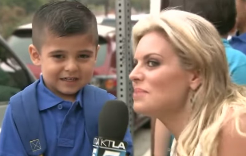 O reporteră l-a făcut pe un băiețel să plângă în prima lui zi de școală
