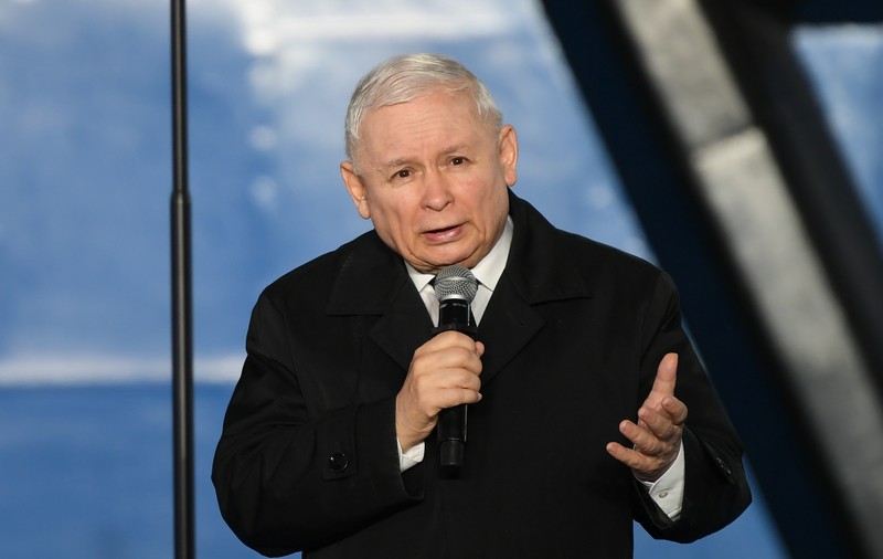 Cum a explicat liderul partidului de guvernământ din Polonia scăderea natalității: „Dacă beau la fel de mult ca bărbații, nu vor fi copii”