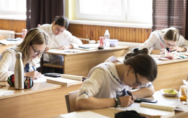 Curtea de Conturi a Ungariei dă vina pe femeile care merg la facultate pentru natalitatea în scădere