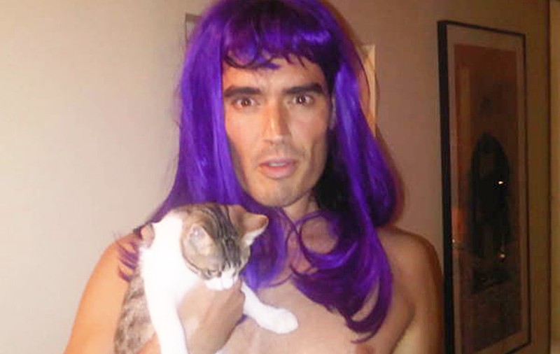 Russell Brand poartă perucile lui Katy Perry