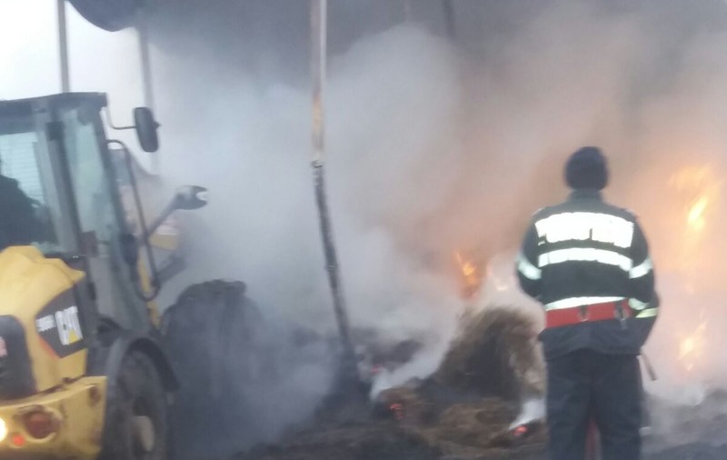 Fermă incendiată noaptea în Călărași, cu fermierul în casă