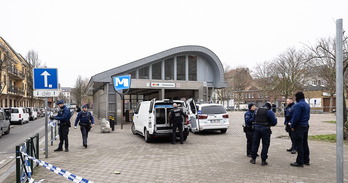 Stația de metrou Delacroix din Bruxelles este închisă după un atac de armat, poliția se află în fața intrării.