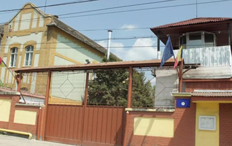 Deținuți de la Penitenciarul Aiud primesc burse de merit de la Ministerul Educației
