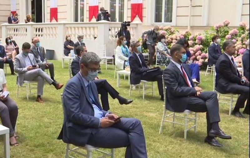 Marcel Ciolacu, singurul invitat fără mască la recepția de la Ambasada Franței
