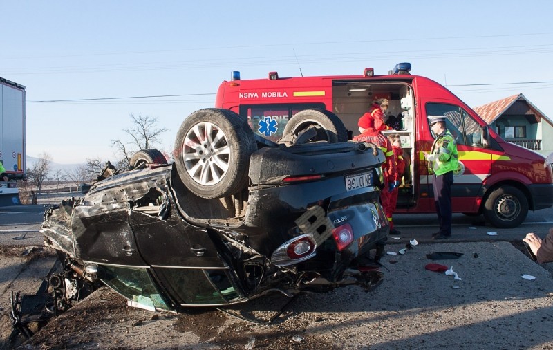 Accident spectaculos în județul Bistrița. A încurcat frâna cu accelerația și s-a ciocnit de o mașină care nu i-a acordat prioritate