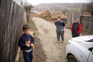 Robert (8 ani), Sergiu (12 ani) și mătușa lor, Aurica