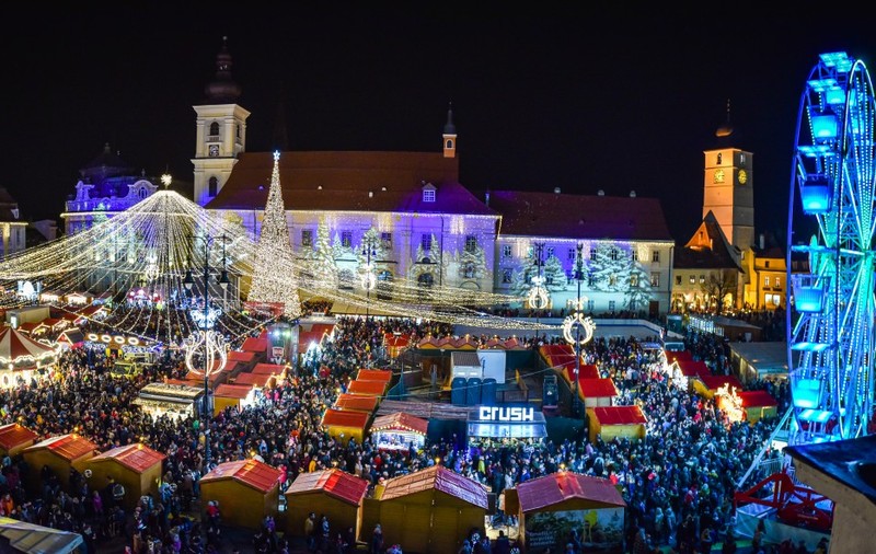 Târgul de Crăciun din Sibiu, pe primul loc într-un top britanic de specialitate. Aproape 10.000 de oameni au participat aseară la deschiderea sa