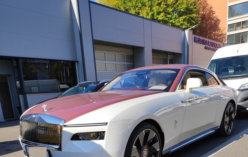 Primul model de Rolls-Royce electric, care costă cel puțin 400.000 de euro, dus la RAR ca să facă ITP-ul
