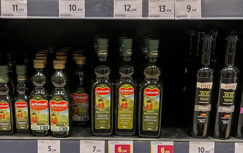 ,,Aurul lichid" a ajuns păzit cu lacăte. Uleiul de măsline, cel mai furat produs în multe supermarketuri din Spania. FOTO