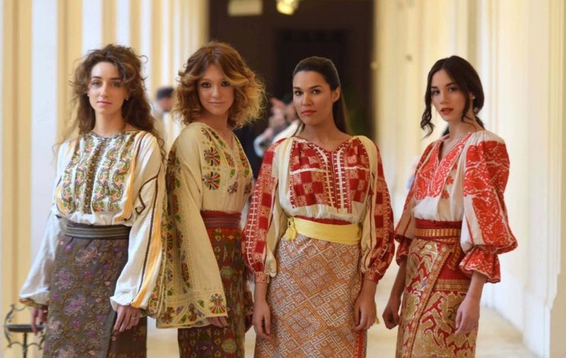 PREMIERĂ/ Centenar cu 100 de costume populare și parada celor 100 de fete din România și Republica Moldova