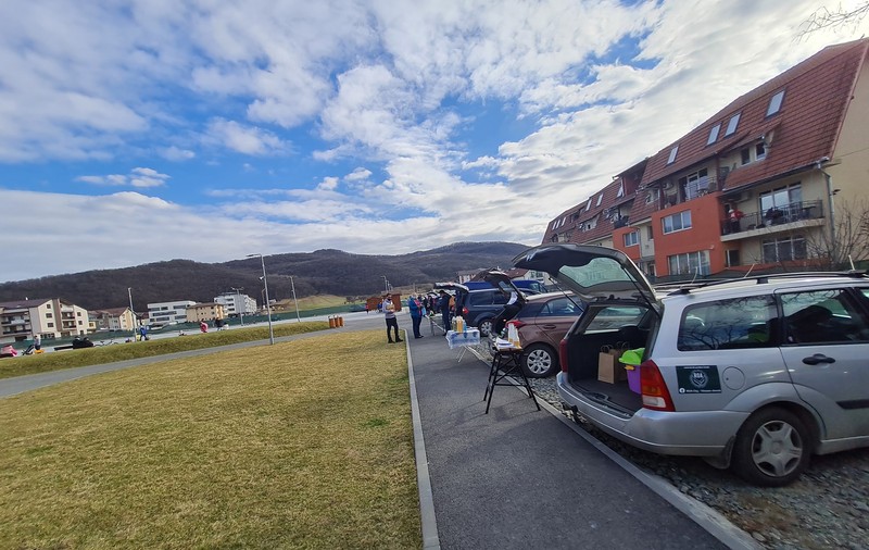 „Vrem să creăm o comunitate”. Un grup de producători clujeni a scăpat de intermediari și își vinde produsele în parcări, după model finlandez