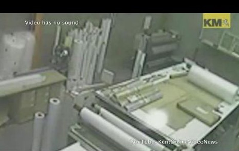 O fantomă a fost filmată într-o fabrică de hârtie! | VIDEO