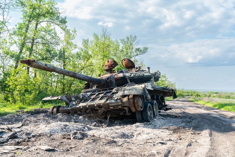 Tanc rusesc distrus pe frontul din Ucraina FOTO Profimedia