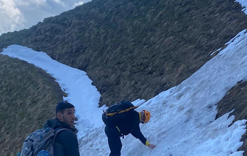 Operațiune de salvare în Munții Bucegi, doi tineri au rămas blocați pe un traseu dificil, din cauza zăpezii. Pericol de avalanșe în zonă