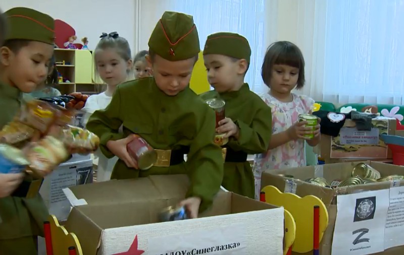Îmbrăcați în haine militare, copiii dintr-o grădiniță din nordul Rusiei fac pachete pentru soldații ruși din Ucraina: „Este o misiune nobilă”