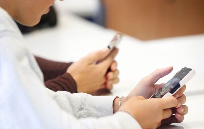 Elevii din Noua Zeelandă nu mai au voie cu telefoanele mobile în școli. „Vrem ca toți copiii noștri să înveţe şi ca profesorii să predea”