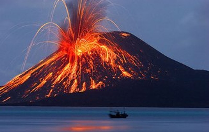 Vulcanul Krakatau a erupt. Şuvoaie de lavă topită s-au prelins pe versanţi