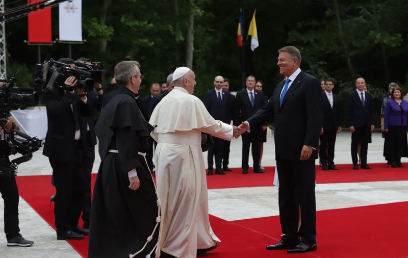 FOTO | Fotografia publicată de Klaus Iohannis după ce l-a reîntâlnit pe Papa Francisc la Blaj