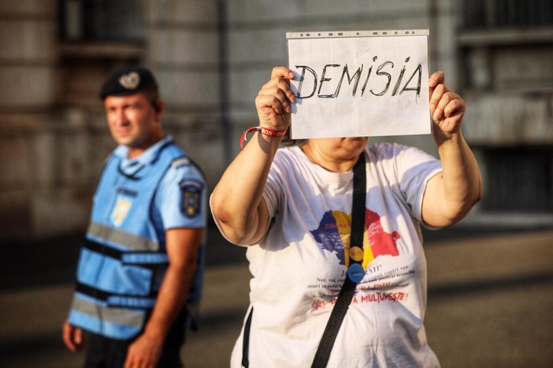 Oamenii cer demisia celor vinovați