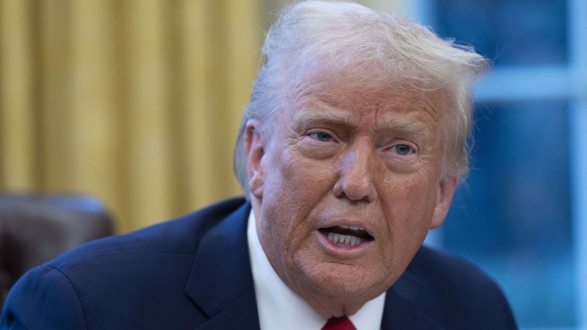 Președintele Statelor Unite, Donald Trump, cu cămașă albă și cravată roșie, la Biroul Oval al Casei Albe din Washington, 3 februarie 2025
