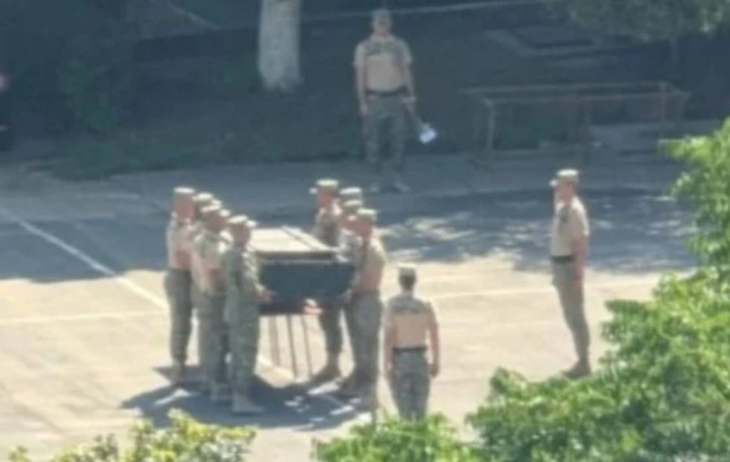 Militari din București, surprinși în timp ce fac repetiții pentru înmormântarea lui Ion Iliescu