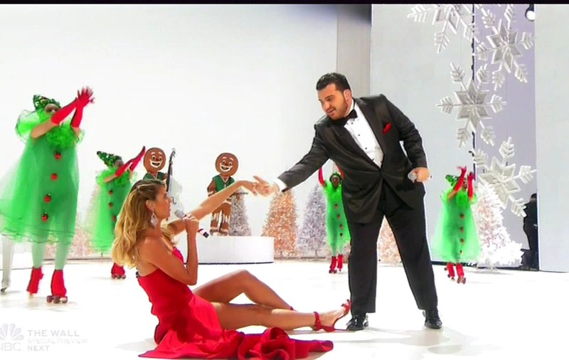 Heidi Klum s-a apucat de cântat. Modelul a debutat cu o căzătură pe scenă | VIDEO