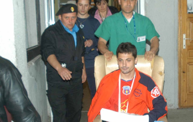 Mirel Rădoi, ca la Bistrița, în 2006: ”A aruncat o sticlă care a deviat nefericit”. ^Steliștii, atacați violent din cauză că ar fi devastat vestiarul de la Belgrad: ”Niște cretini, cu IQ egal cu un balon de fotbal!”