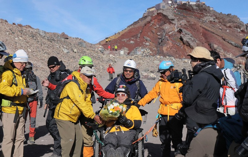 Un alpinist japonez de 90 de ani a ajuns pe vârful Muntelui Fuji în scaun cu rotile. Are în palmares și Everestul, cucerit la 80 de ani