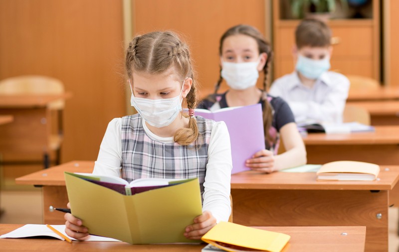 Manualul de limba română pentru clasa a VIII-a a fost publicat azi, în format digital. Licitația, finalizată după 9 luni!