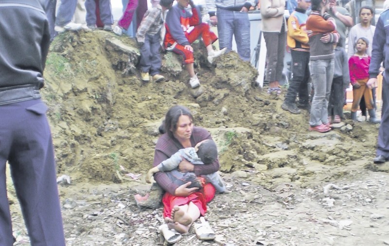 Un copil a murit tăiat de cupa unui excavator