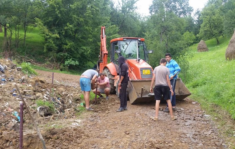Sătenii dintr-o localitate din Maramureș s-au apucat singuri să-și facă drum. Au strâns bani și au tras la lopată