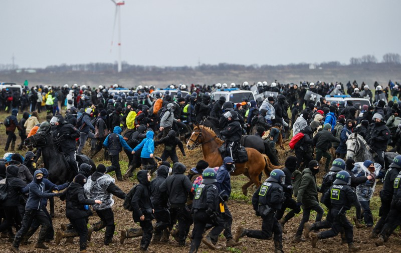 70 de ofițeri răniți în luptele cu activiștii climatici și 150 de dosare penale deschise, anunță poliția germană. „Un miracol că n-a murit nimeni”