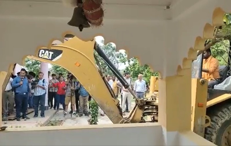 Momentul în care poliția din India dărâmă cu un buldozer casa unui bărbat acuzat că a urinat pe un tânăr indigen | VIDEO