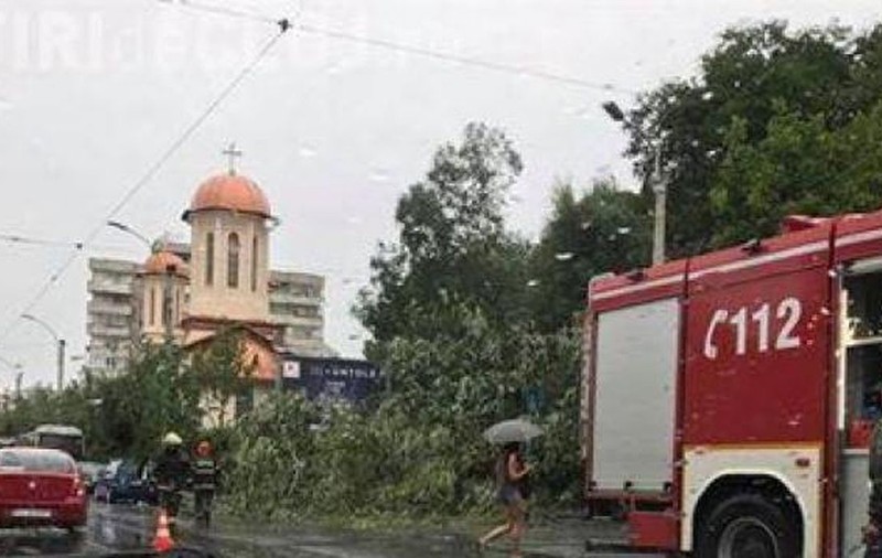 Călătorii au ieșit panicați dintr-un tramvai din Cluj-Napoca, după ce fire electrice au căzut peste mijlocul de transport